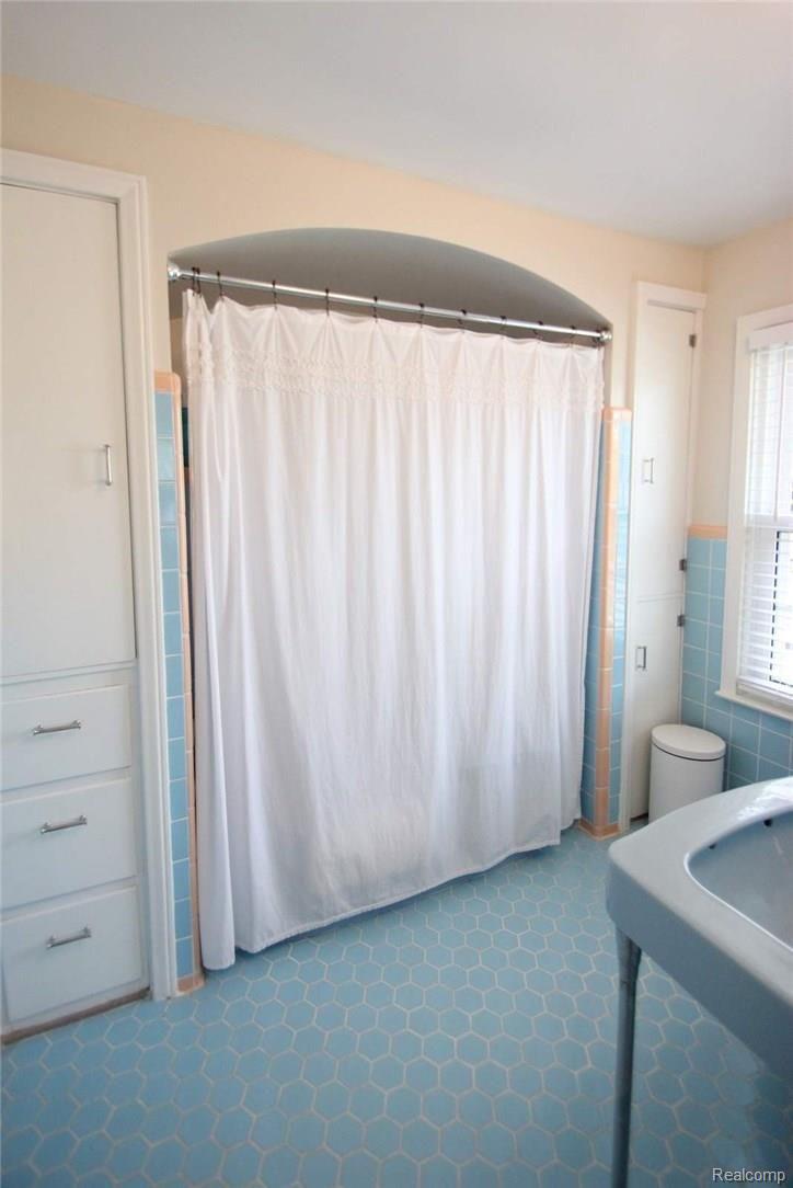 1091 North Oxford Road Grosse Pointe, MI 48236 - Photo 23 of 25 23MasterBath.JPG
