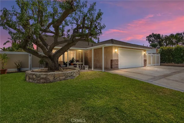 a view of a house with a backyard