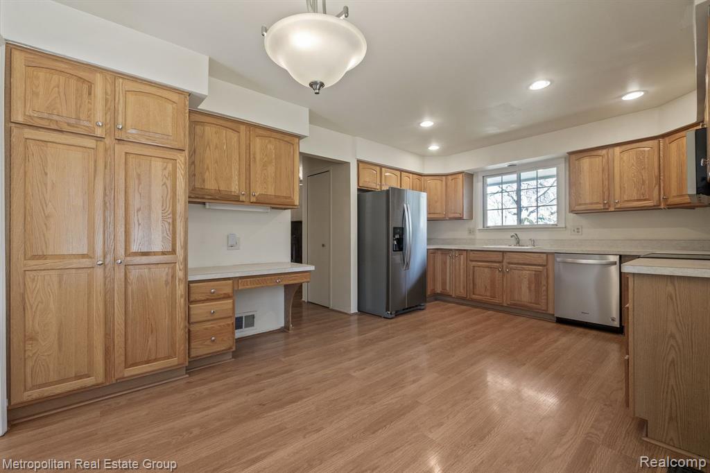 29607 High Valley Road Farmington Hills, MI 48331 - Photo 7 of 27