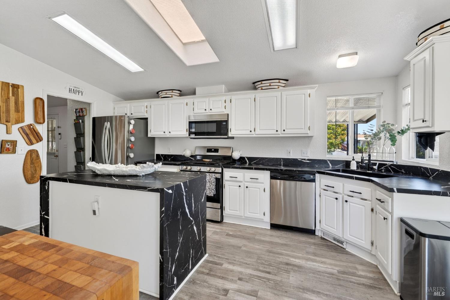 146 Stratford Way Santa Rosa, CA 95401 - Photo 5 of 39