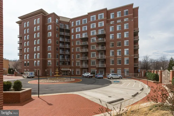 $1,950 | 4490 Market Commons Drive, Unit 312, Fairfax, VA 22033
