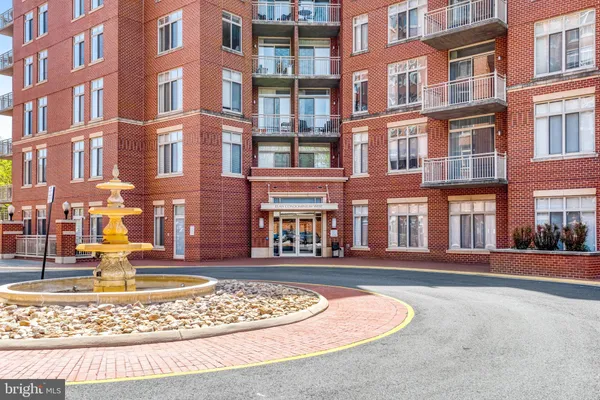 $1,950 | 4490 Market Commons Drive, Unit 312, Fairfax, VA 22033