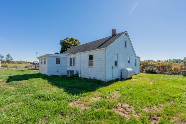 a view of a house with backyard