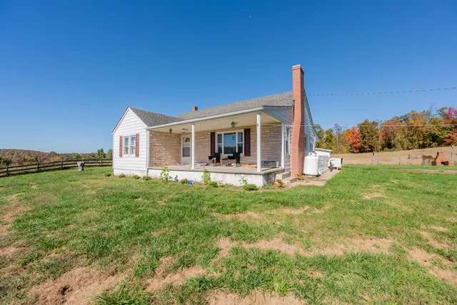 a view of a house with backyard porch and garden