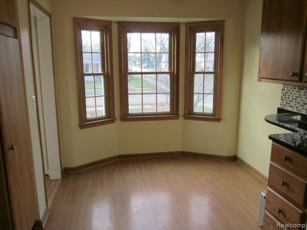 1490 Dorothea Road Berkley, MI 48072 - Photo 5 of 24 EATING AREA OFF KITCHEN.