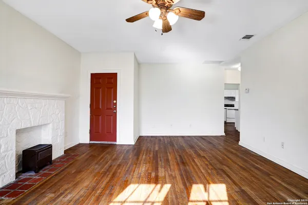 $925 | 255 Natalen Avenue, Unit 201, San Antonio, TX 78209