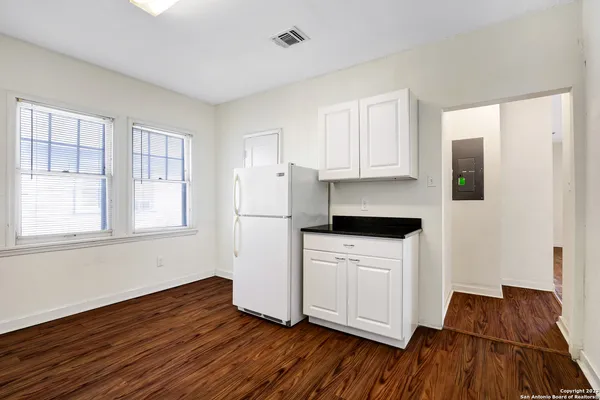 $925 | 255 Natalen Avenue, Unit 201, San Antonio, TX 78209