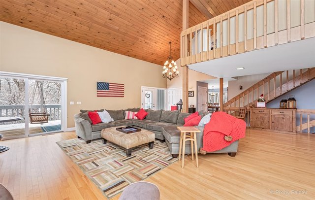 6914 Red Barn Road Crystal Lake, IL 60012 - Photo 18 of 63 a living room with furniture