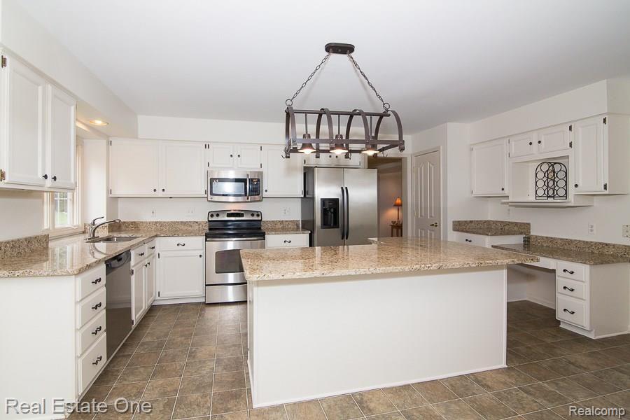 2440 Pleasant View Drive Rochester, MI 48306 - Photo 11 of 30 _OL_5094_Pleasantview_W019.jpg