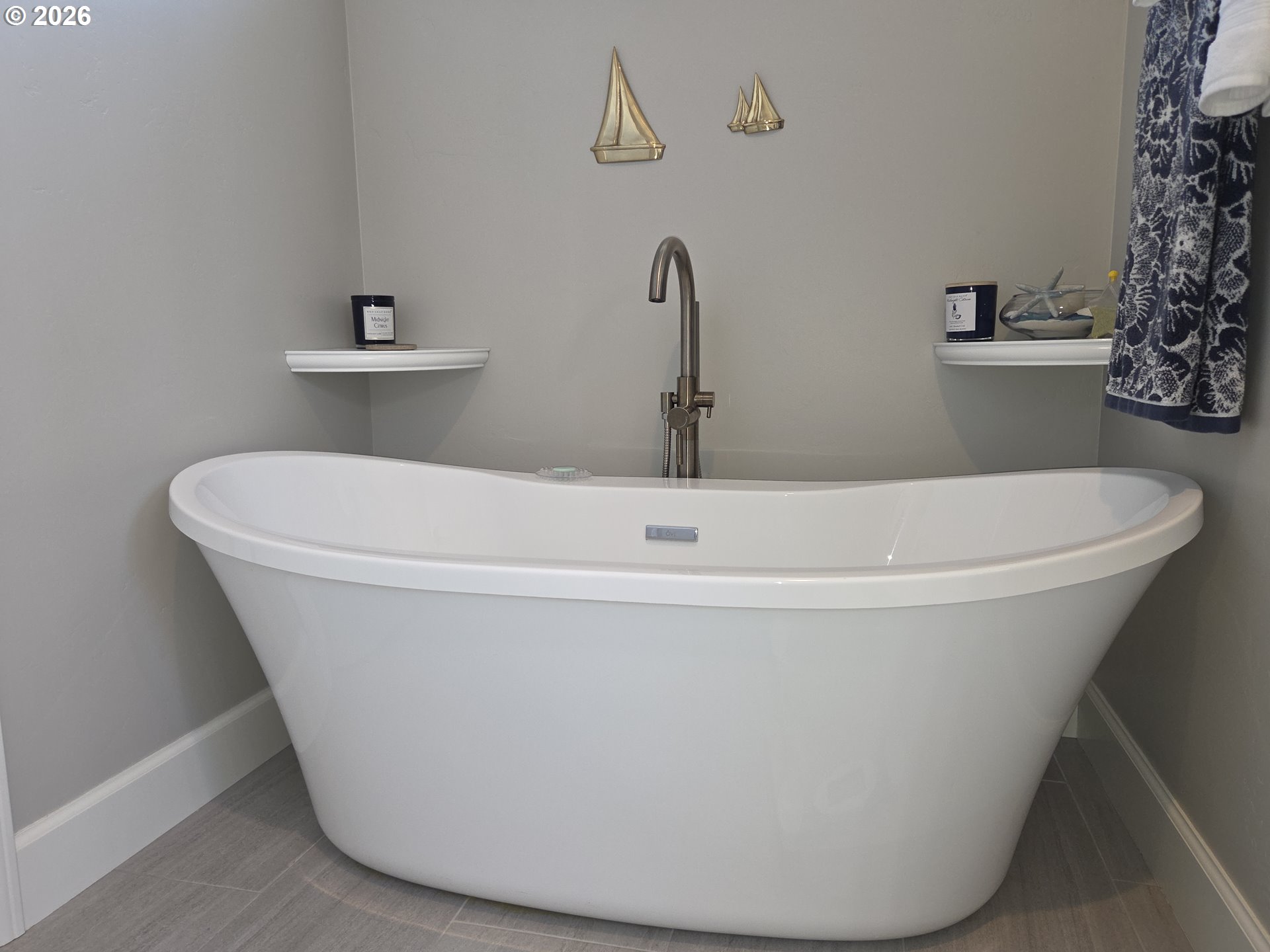 30516 Old Coast Road Gold Beach, OR 97444 - Photo 19 of 41 Owner's Suite Bathroom