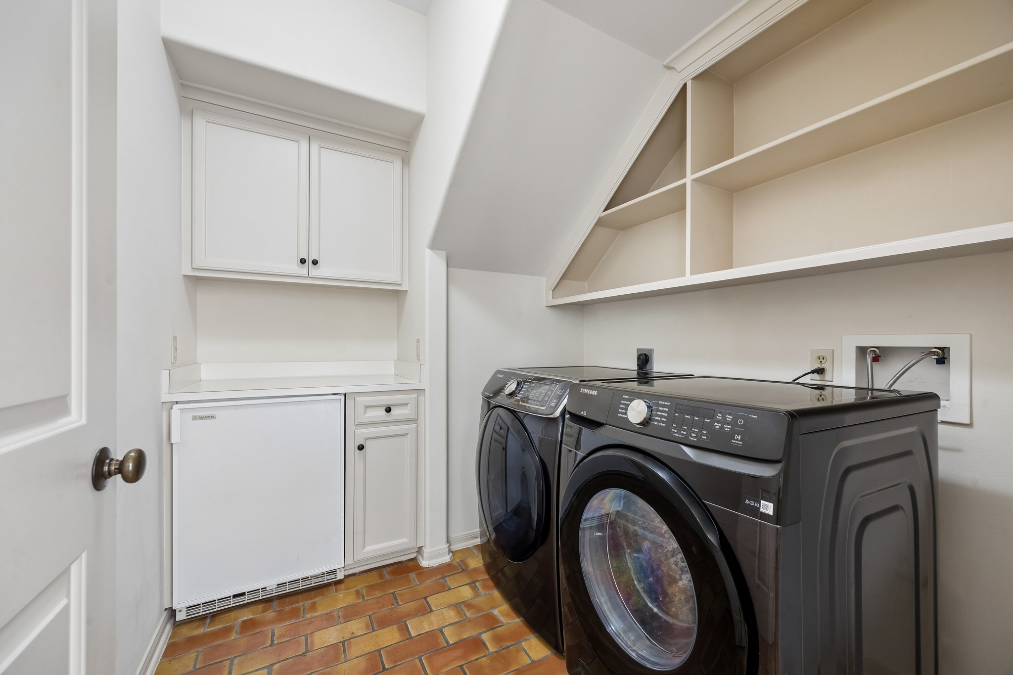 2207 Dunraven Lane Houston, TX 77019 - Photo 24 of 33 Plenty of room to iron in here !