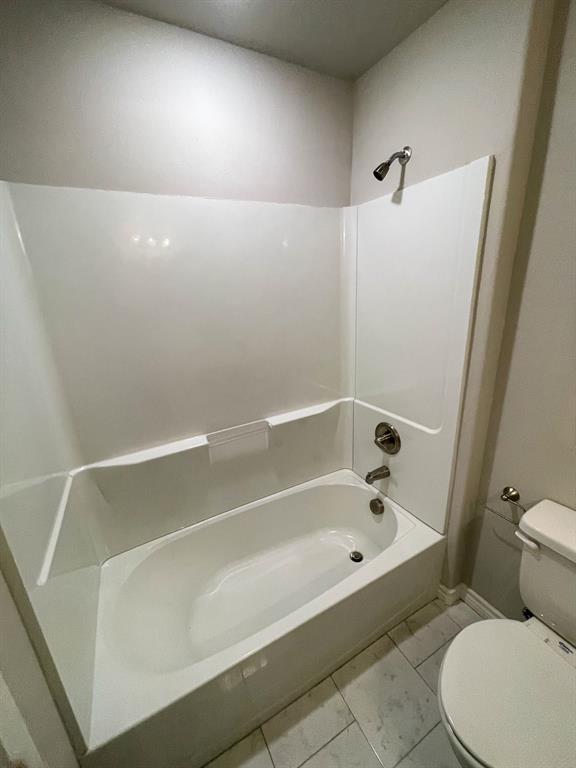 2740 Ginger Court Sherman, TX 75092 - Photo 8 of 16 a bathroom with a bathtub and toilet