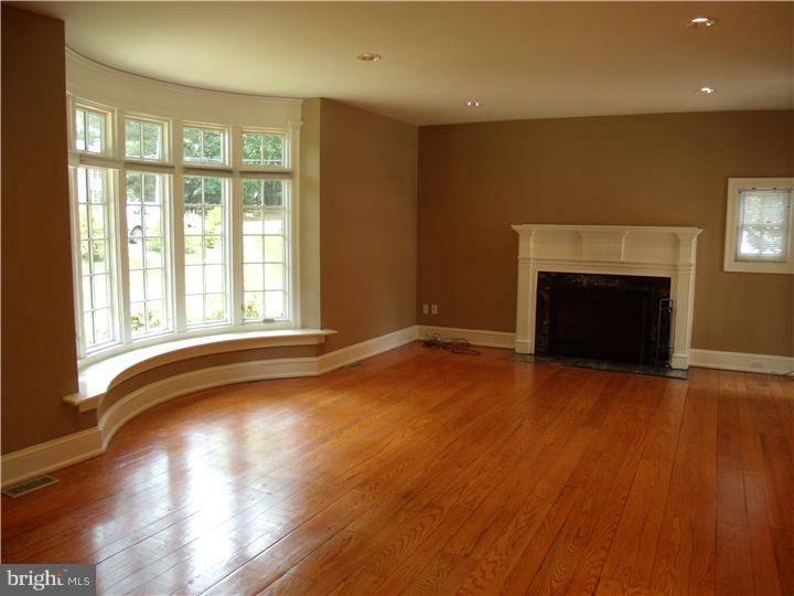 392 Marple Road Broomall, PA 19008 - Photo 3 of 6 Gallery Image 3