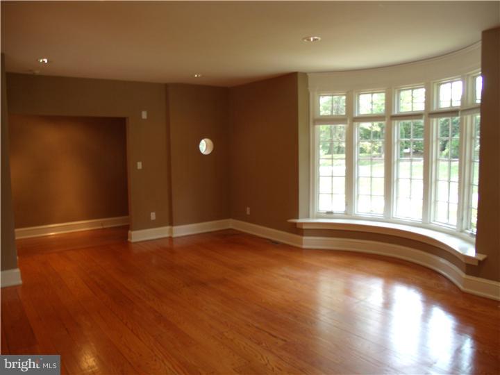 392 Marple Road Broomall, PA 19008 - Photo 4 of 6 Gallery Image 4