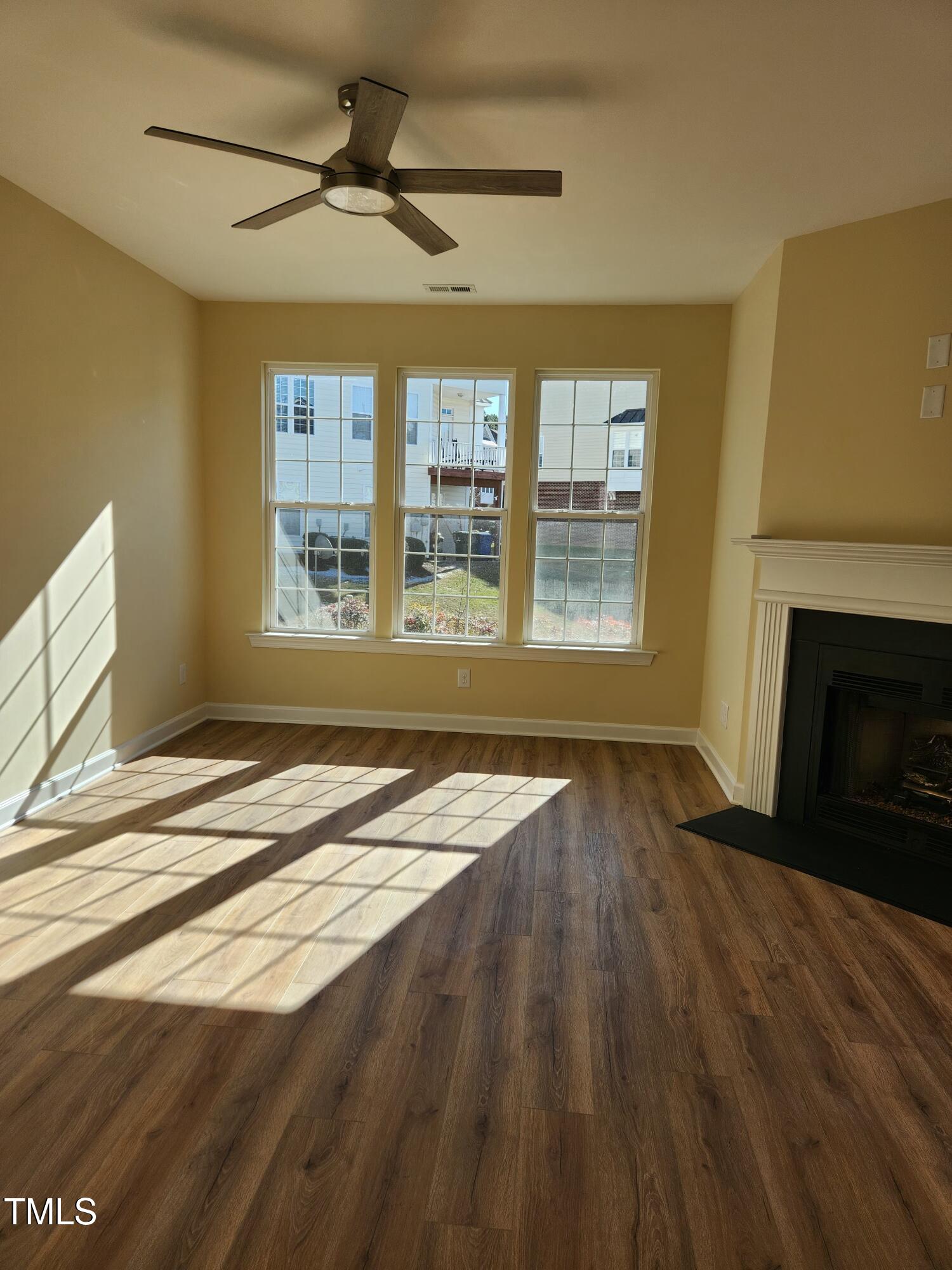5409 Crescentview Parkway Raleigh, NC 27606 - Photo 8 of 46 Living room