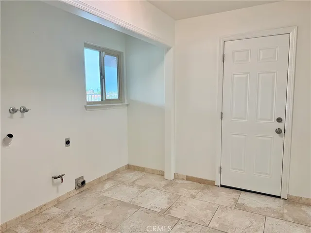 a view of a livingroom with closet