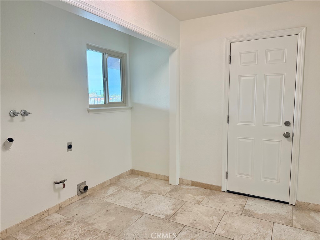 14840 Pamlico Road Apple Valley, CA 92307 - Photo 22 of 39 a view of a livingroom with closet