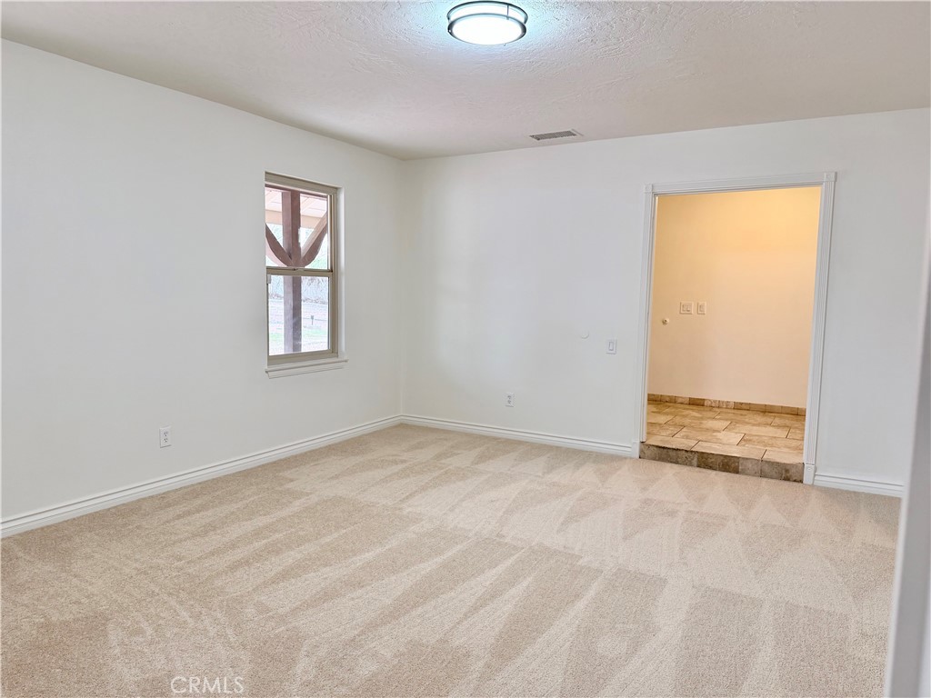 14840 Pamlico Road Apple Valley, CA 92307 - Photo 9 of 39 an empty room with windows and closet
