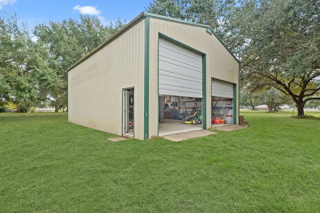 a view of a house with backyard