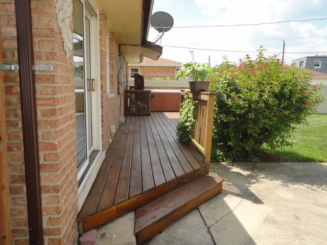 10338 Barnard Drive Chicago Ridge, IL 60415 - Photo 13 of 17 a view of a balcony with an outdoor space
