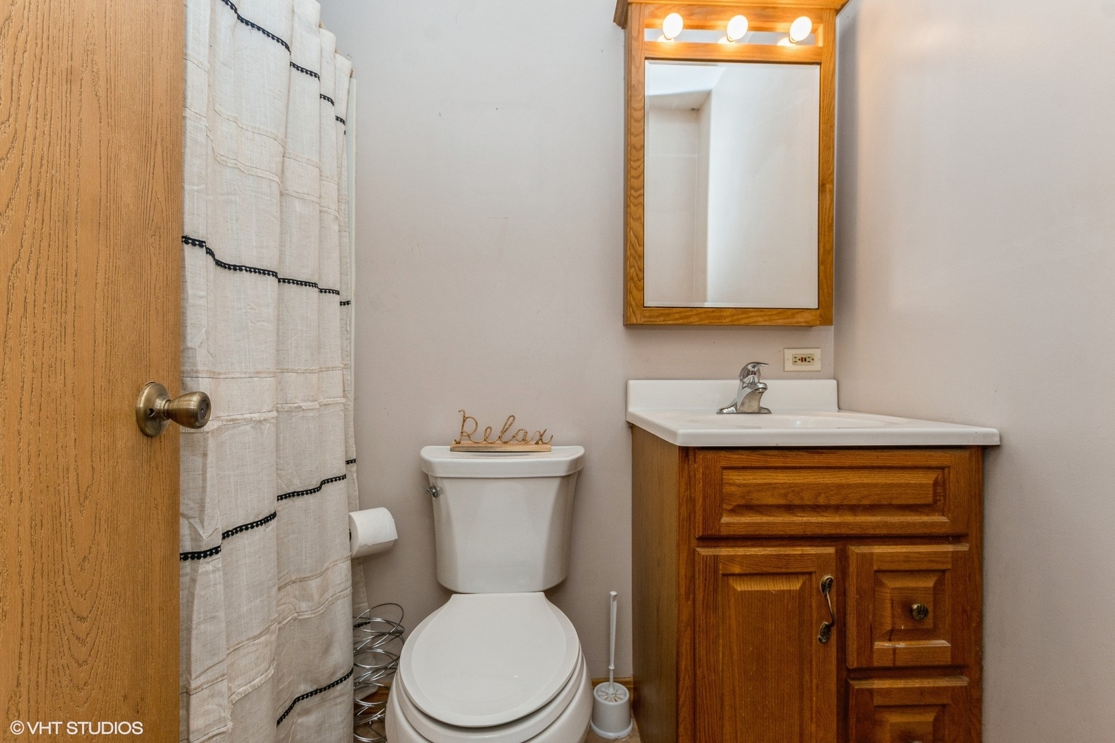 10338 Barnard Drive Chicago Ridge, IL 60415 - Photo 10 of 17 a bathroom with a toilet sink and mirror
