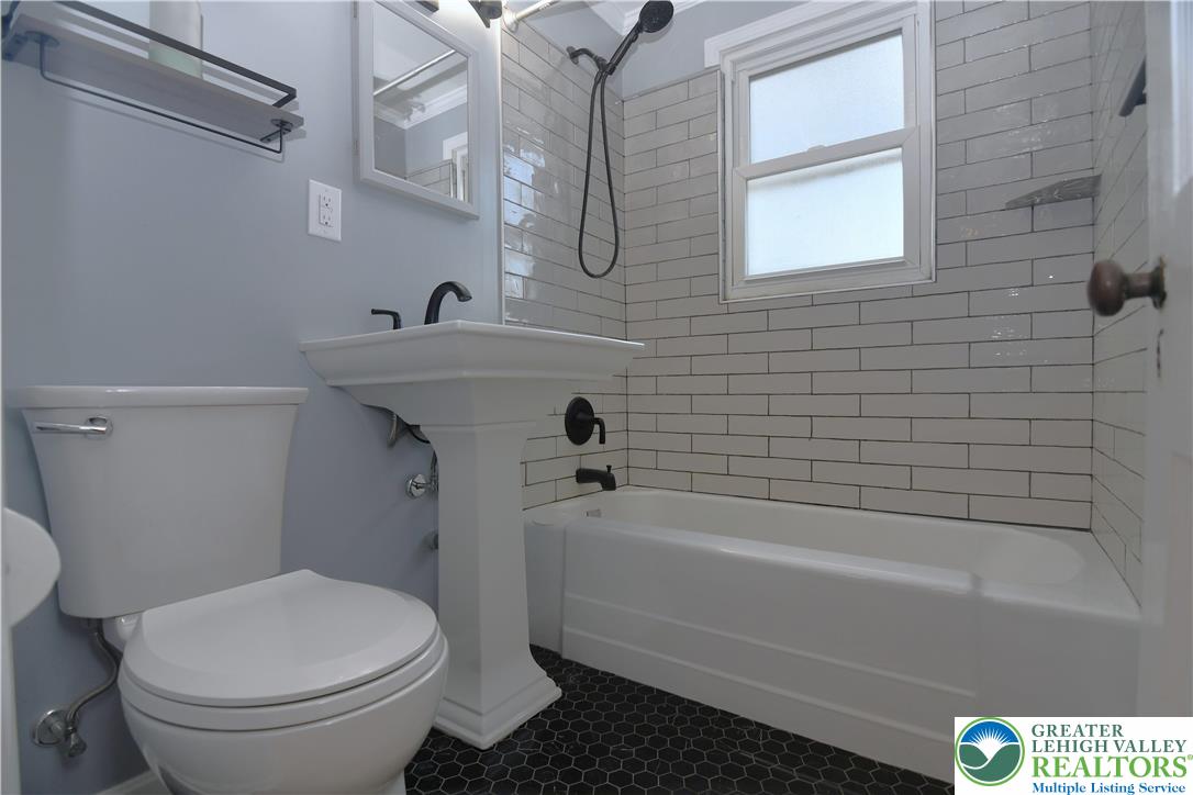 915 Birch Road Hellertown, PA 18055 - Photo 9 of 32 a bathroom with a toilet and a bathtub