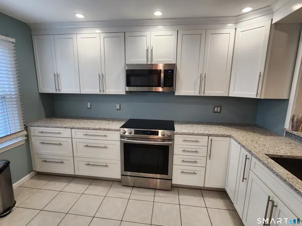 $2,400 | 55 Mill Plain Road, Unit 124, Danbury, CT 06811