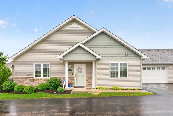 $385,000 | 2045 Somerset Lane, Unit 2045, Sycamore, IL 60178