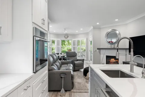 $995,000 | 401 Abbey Ridge Court, Fontana, WI 53125
