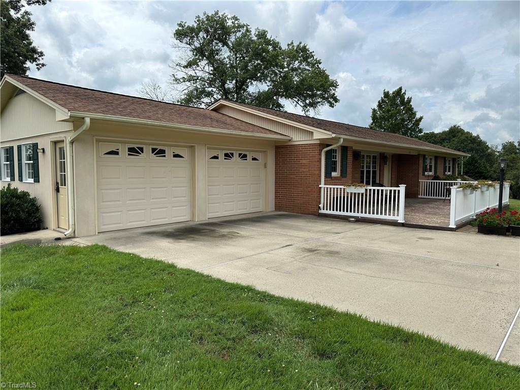 224 Lynnhaven Road Mount Airy, NC 27030 - Photo 8 of 45 Gallery Image 8