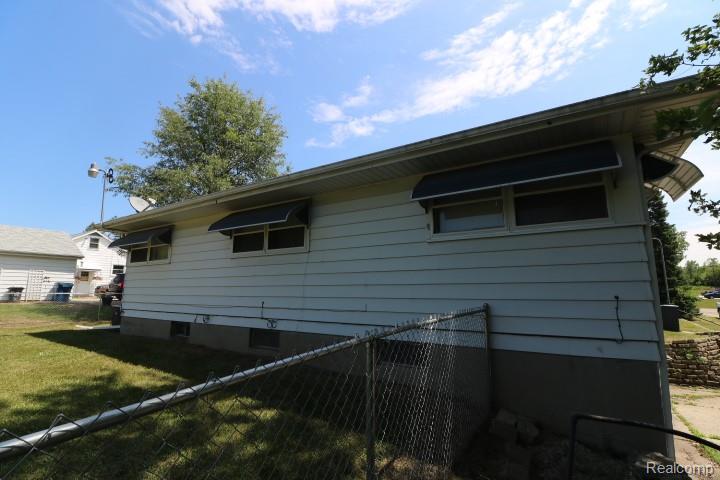1404 South Graham Road Flint, MI 48532 - Photo 4 of 17 Exterior siding with multiple windows featuring dark fabric awnings