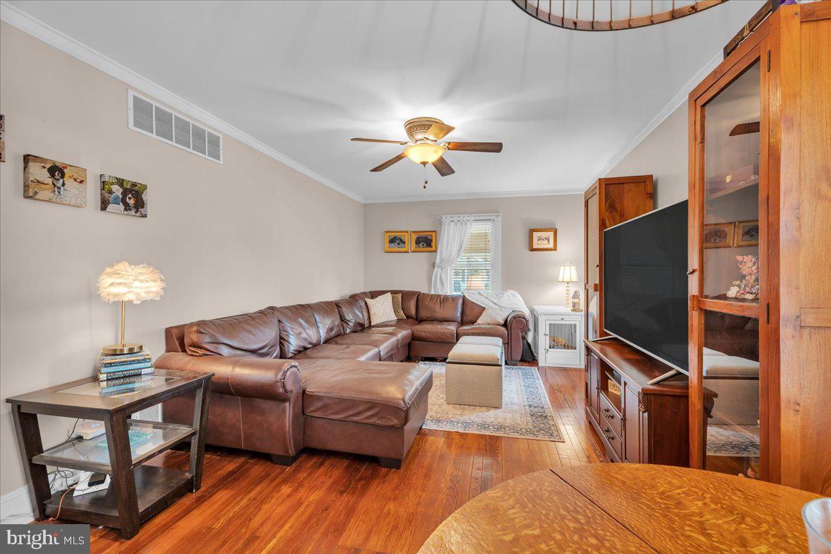 163 County House Road Mount Royal, NJ 08061 - Photo 4 of 24 Living Room
