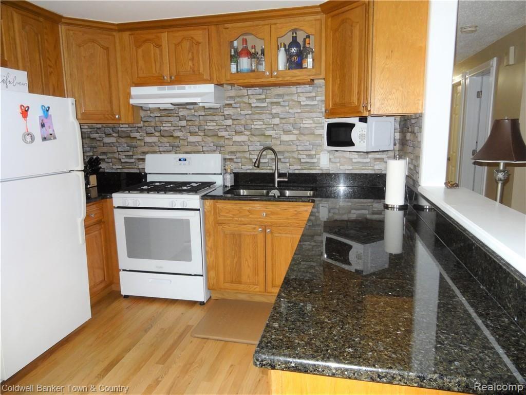 223 Ruppert Street Commerce Township, MI 48382 - Photo 11 of 31 Super sharp kitchen! Oak cabinets and granite counters.