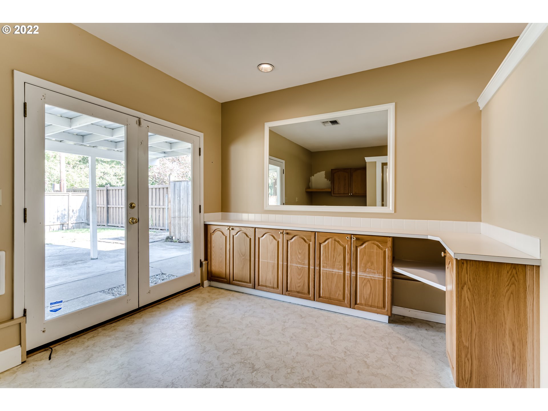 595 Dartmoor Drive Eugene, OR 97401 - Photo 14 of 32 a view of an empty room with a window