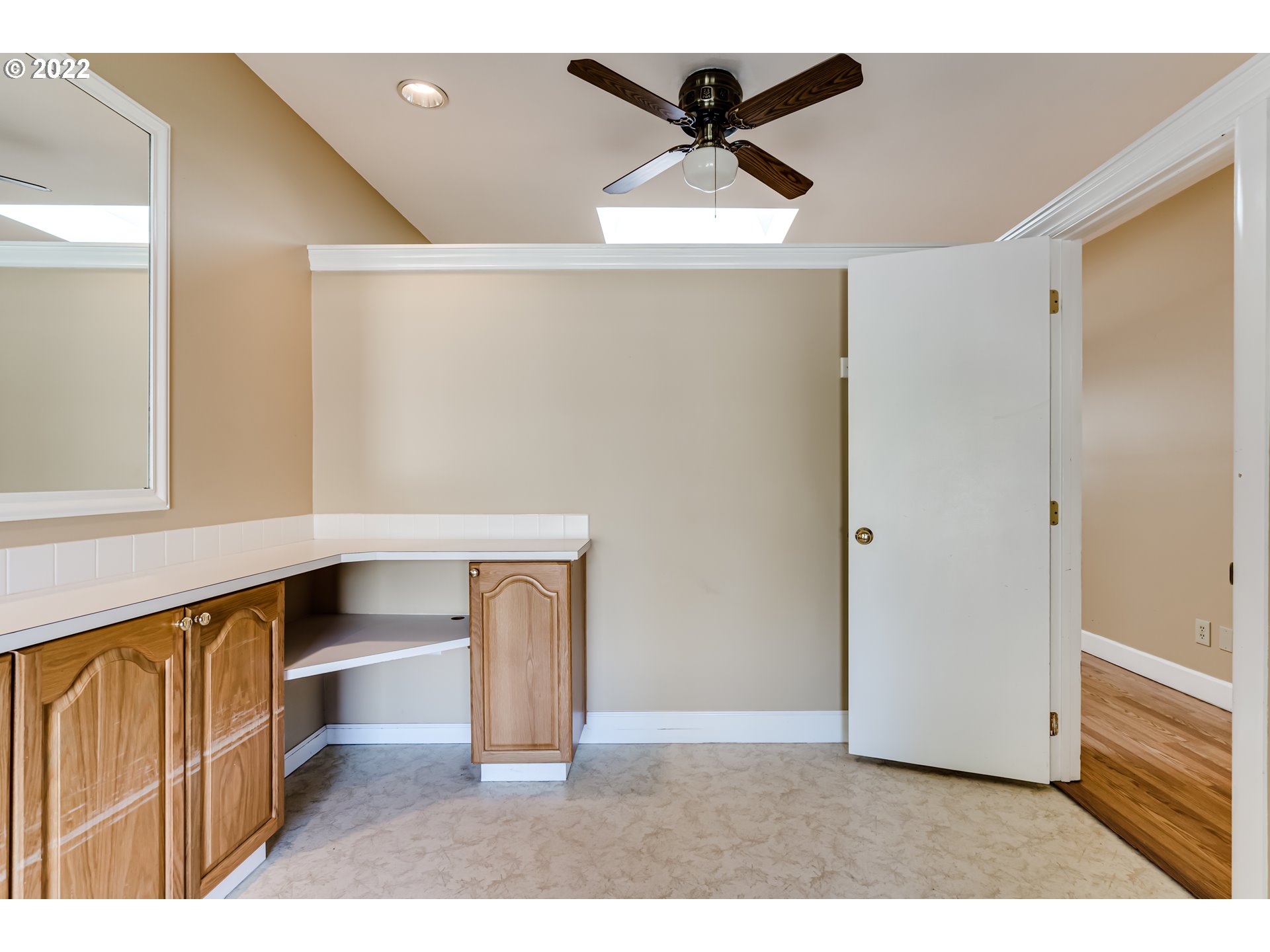 595 Dartmoor Drive Eugene, OR 97401 - Photo 15 of 32 a view of entryway with a window