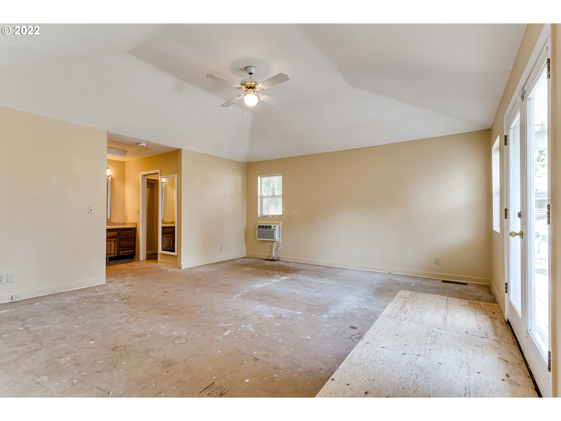 595 Dartmoor Drive Eugene, OR 97401 - Photo 23 of 32 a view of an empty room with a window