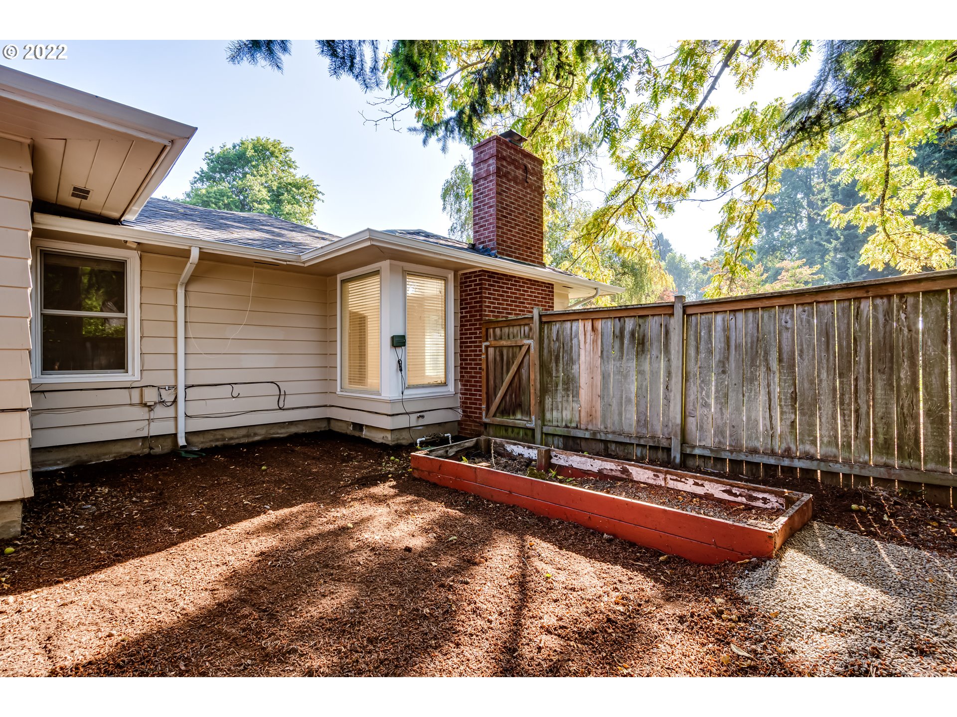 595 Dartmoor Drive Eugene, OR 97401 - Photo 31 of 32 a backyard of a house with a table and chairs