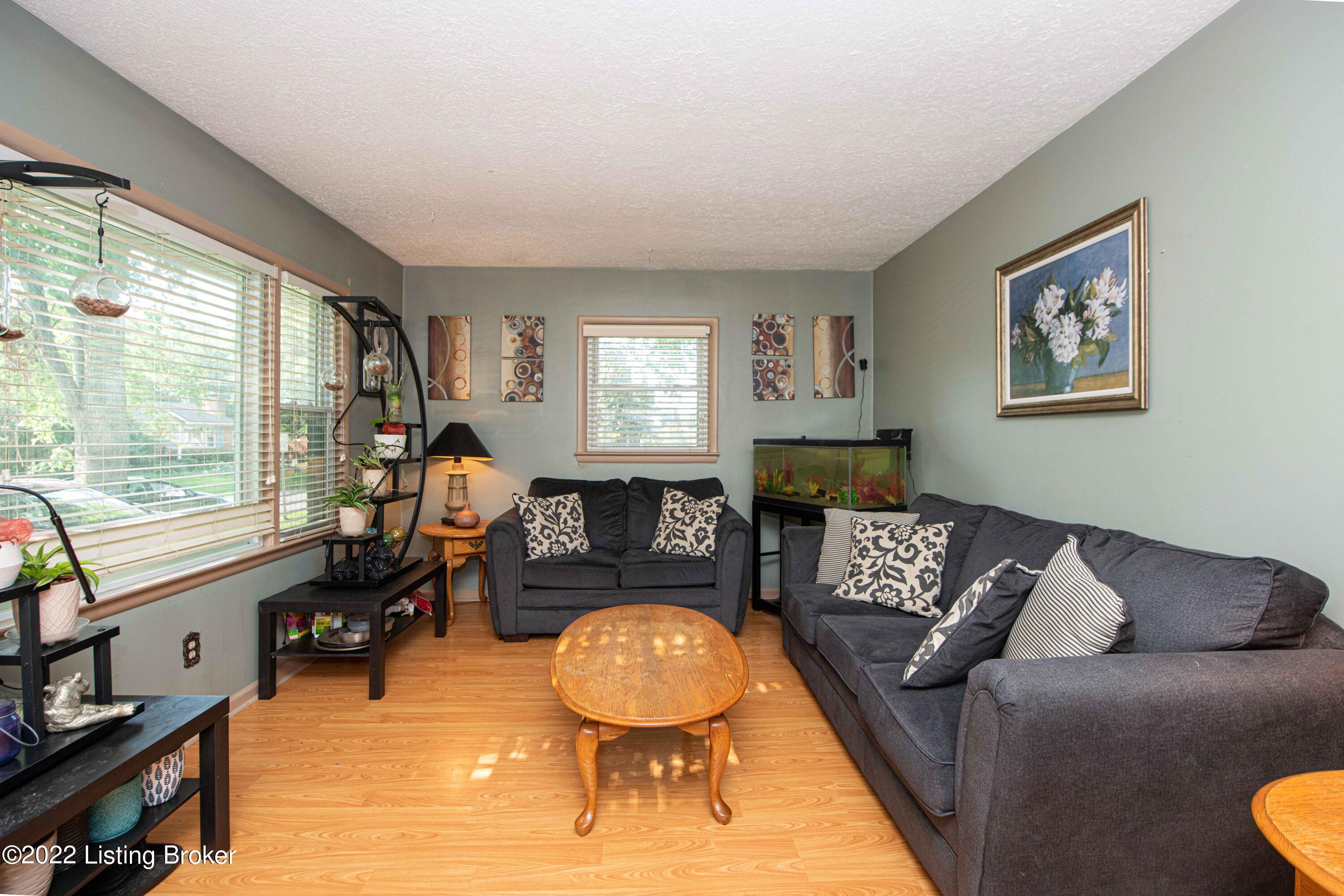 6348 Hunters Grove Road Louisville, KY 40216 - Photo 7 of 44 Living room