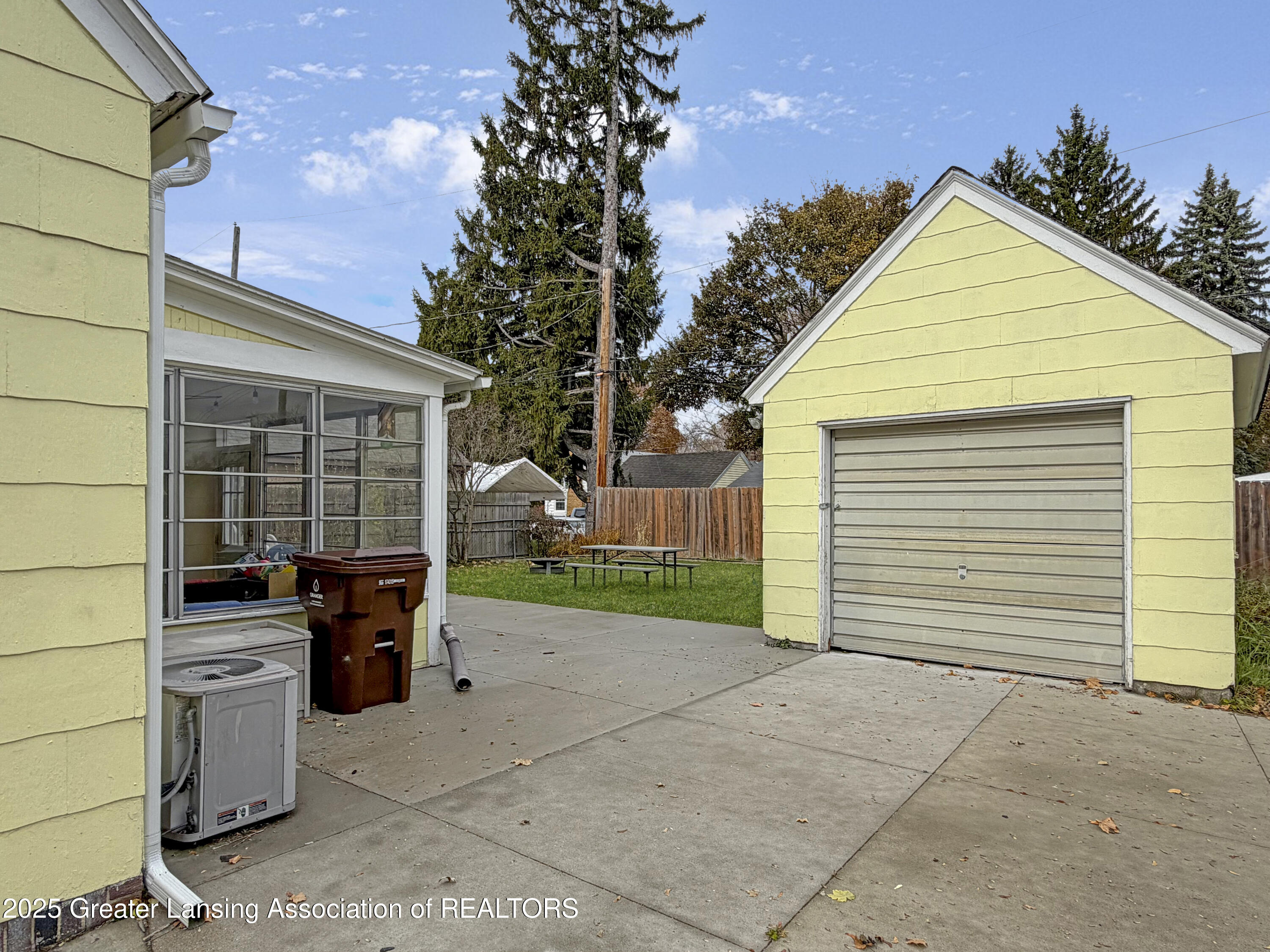 535 Riley Street Lansing, MI 48910 - Photo 3 of 42 Back