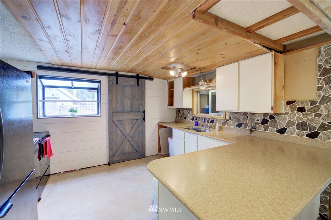18505 Southeast May Valley Road Issaquah, WA 98027 - Photo 13 of 33