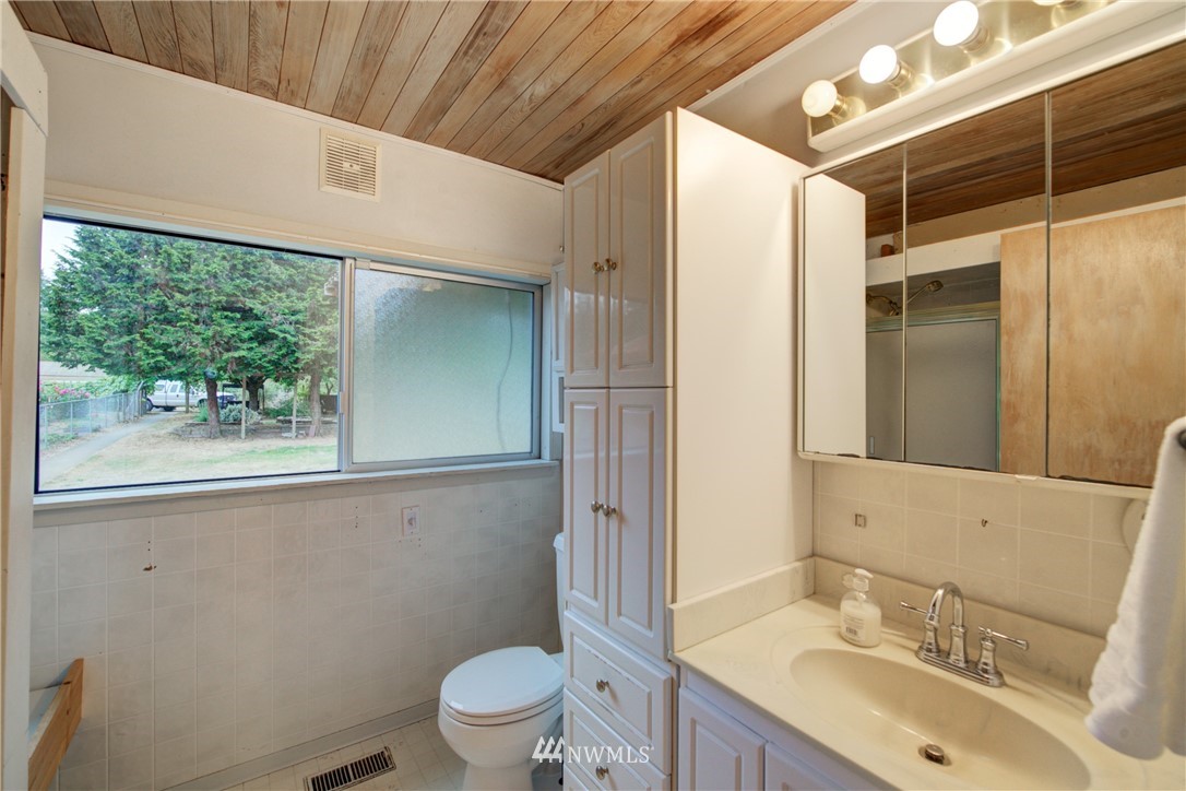 18505 Southeast May Valley Road Issaquah, WA 98027 - Photo 15 of 33