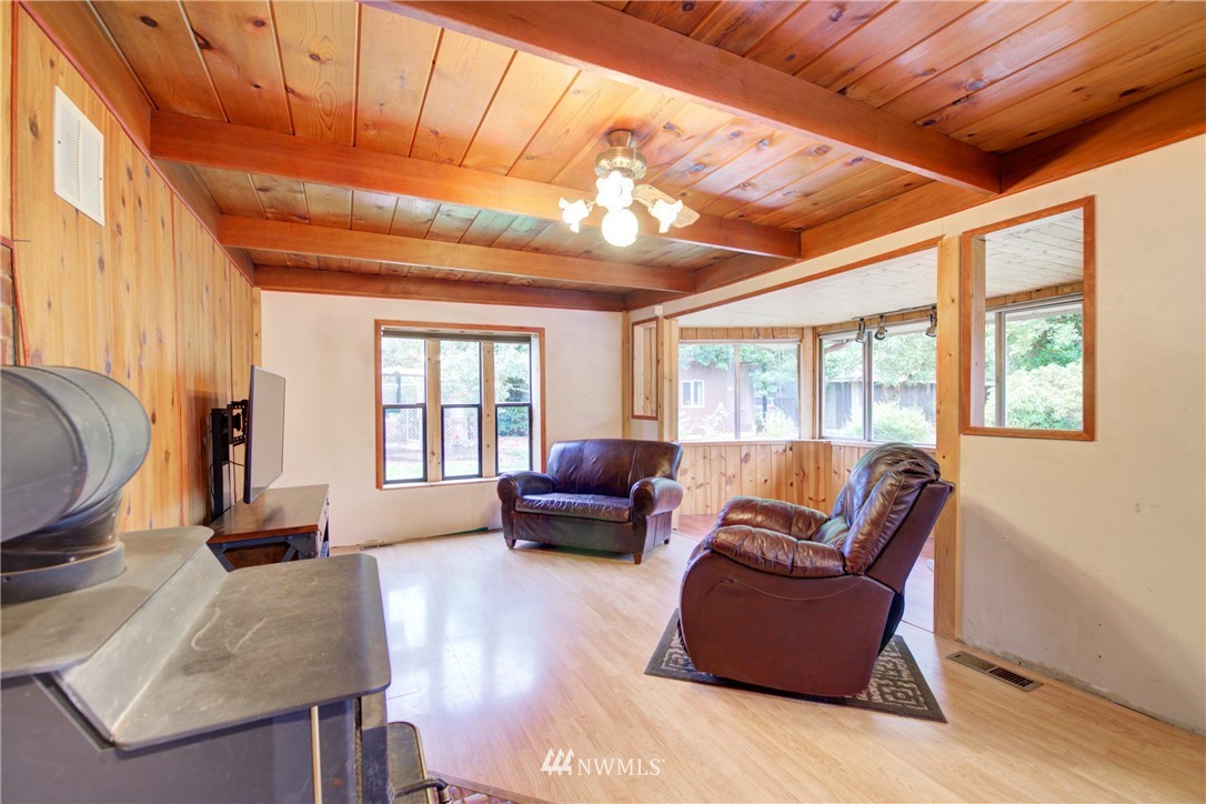 18505 Southeast May Valley Road Issaquah, WA 98027 - Photo 10 of 33