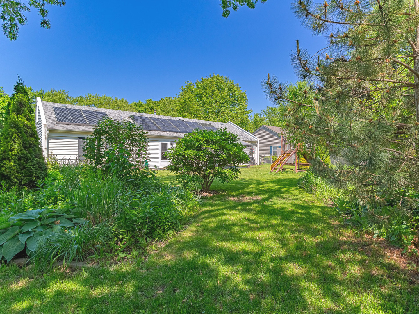 33 Ingleshire Road Montgomery, IL 60538 - Photo 15 of 22 a backyard of a house with lots of green space and plants