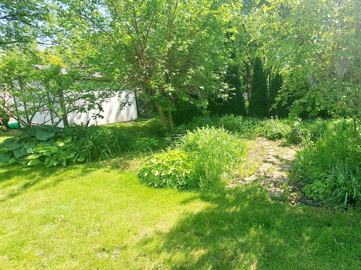 33 Ingleshire Road Montgomery, IL 60538 - Photo 19 of 22 a backyard of a house with lots of green space and garden