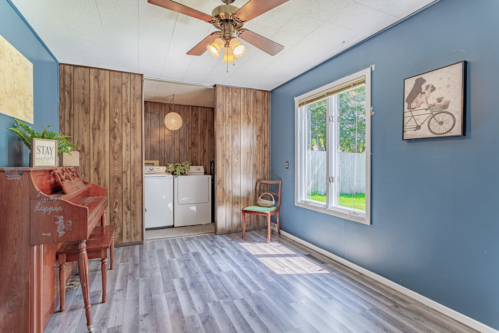 33 Ingleshire Road Montgomery, IL 60538 - Photo 9 of 22 a view of an entryway with wooden floor and a window