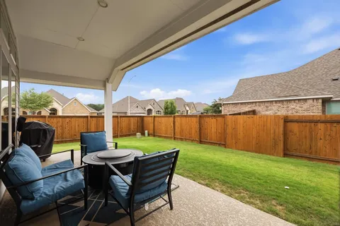 a view of a house with backyard and garden