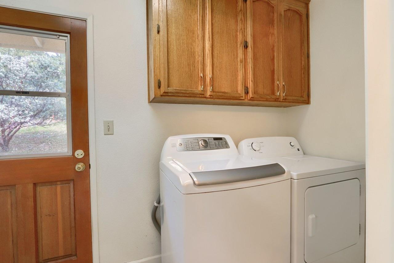 51973 Montgomery Drive Oakhurst, CA 93644 - Photo 24 of 50 a utility room with dryer and washer