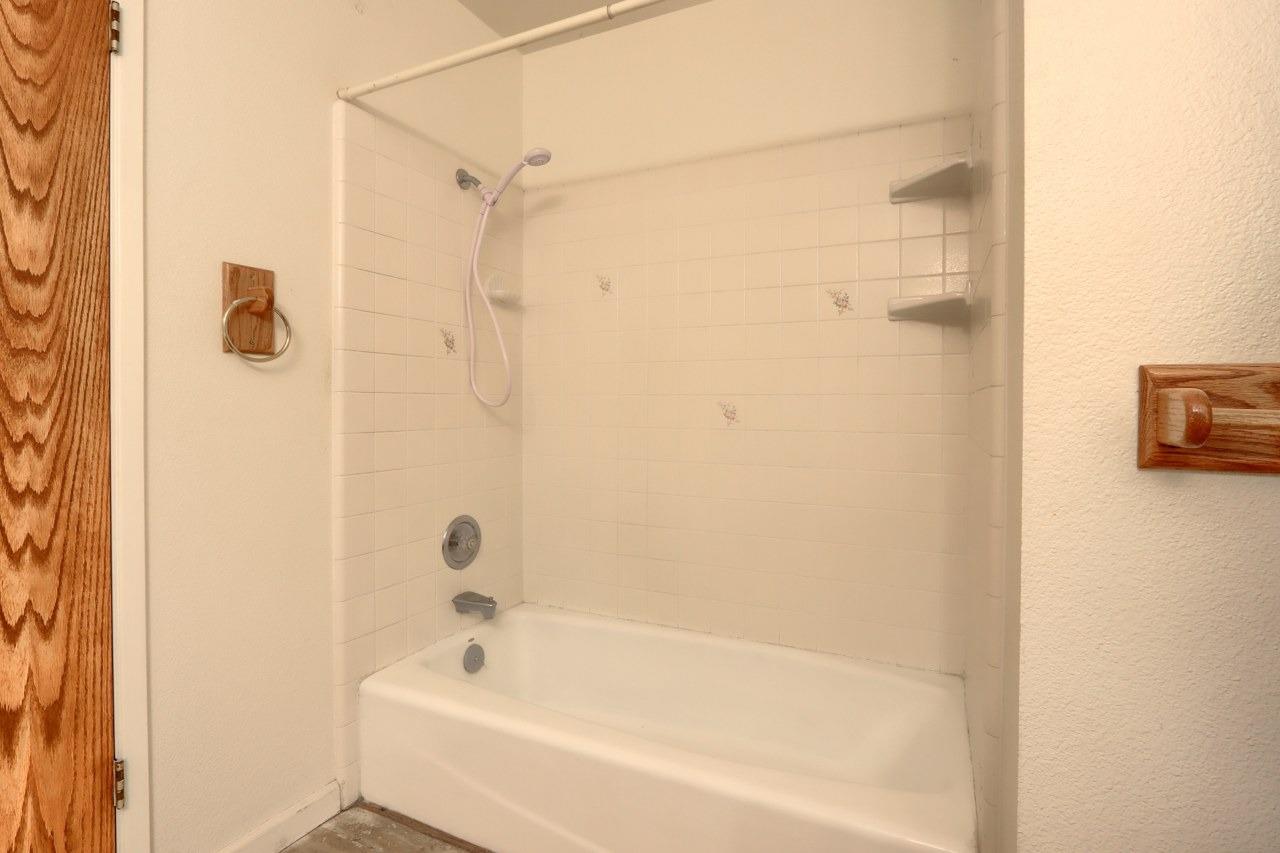 51973 Montgomery Drive Oakhurst, CA 93644 - Photo 28 of 50 a bathroom with a bathtub