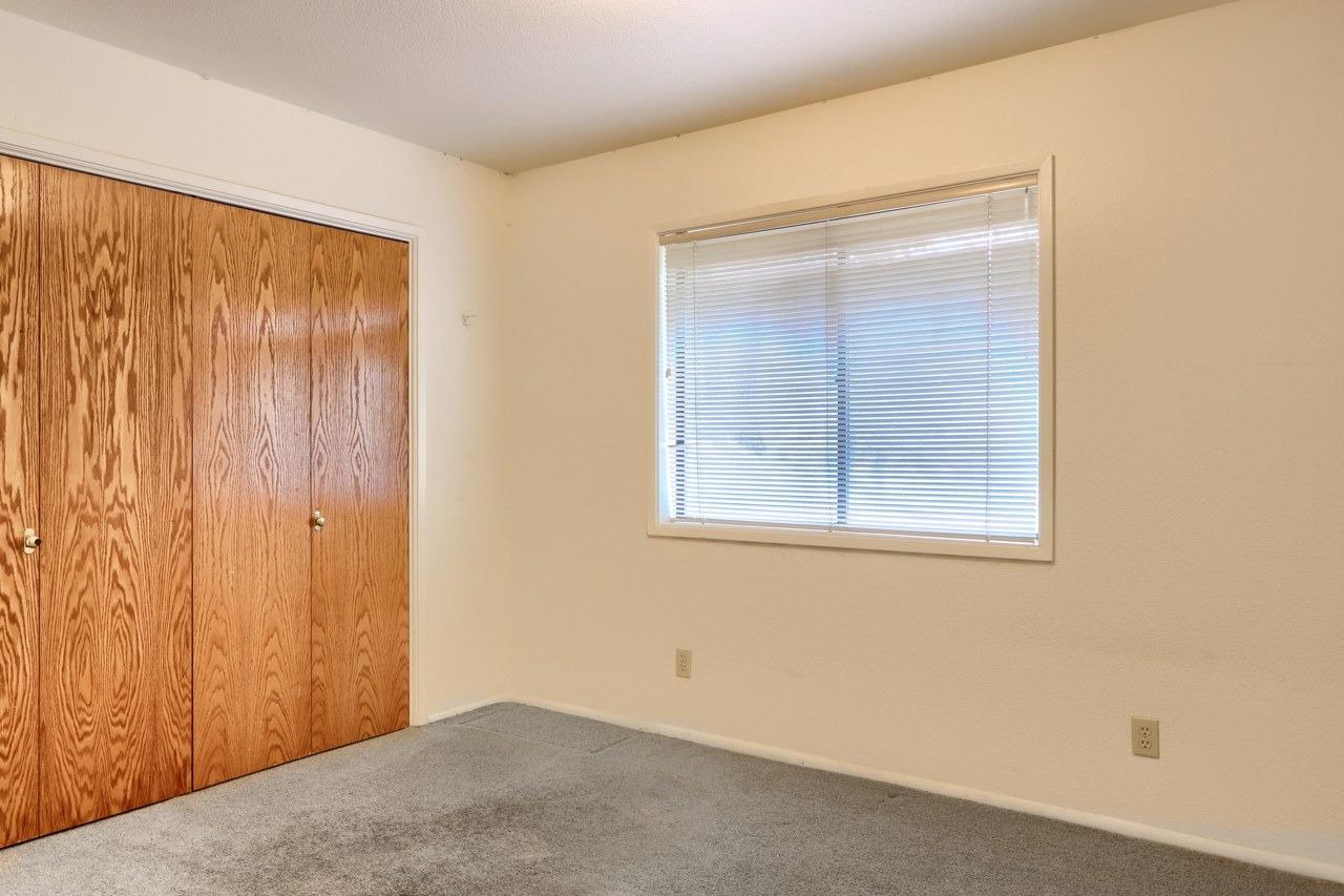 51973 Montgomery Drive Oakhurst, CA 93644 - Photo 29 of 50 an empty room with windows
