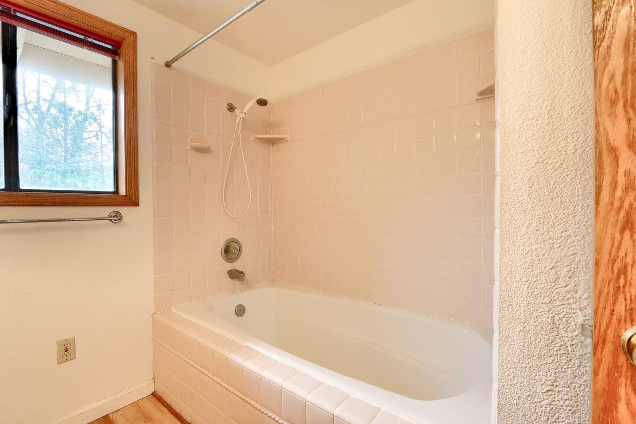 51973 Montgomery Drive Oakhurst, CA 93644 - Photo 38 of 50 a bathroom with a bathtub